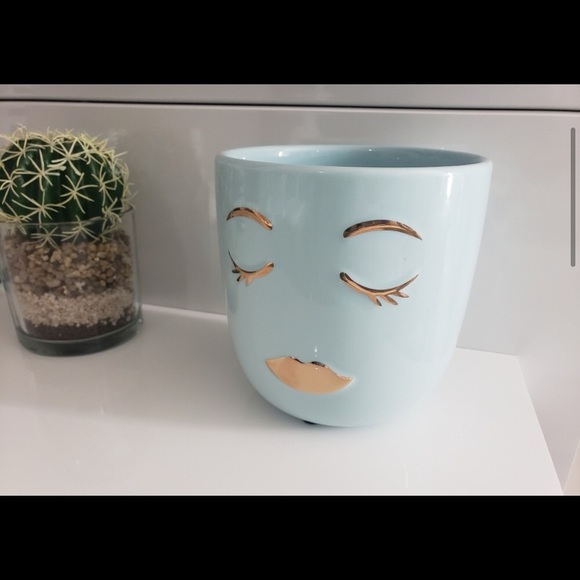 Extra large eyelashes makeup holder decor. - Picture 3 of 4